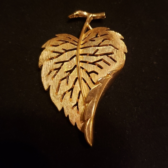 Crown Trifari Signed vintage gold leaf brooch - Picture 2 of 9